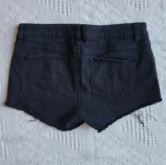 Aritzia/ Talula Black Denim Distressed Cut Off Shorts - Picture 2 of 8